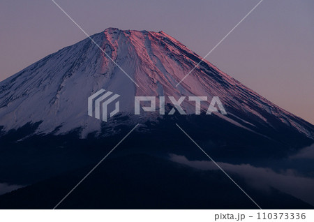 夕暮れの紅富士・精進湖からの絶景 夕暮れの紅富士・精進湖からの絶景 110373336