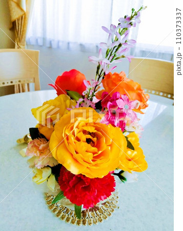 光さす窓辺に置かれた花のある部屋（縦構図） 110373337