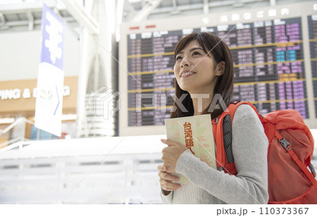 空港ロビー　女性　成田空港　台湾 110373367