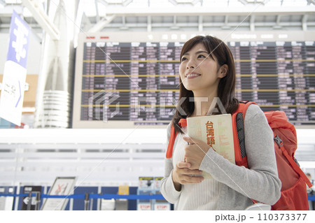 旅行に出かける若い女性　　留学　台湾 110373377