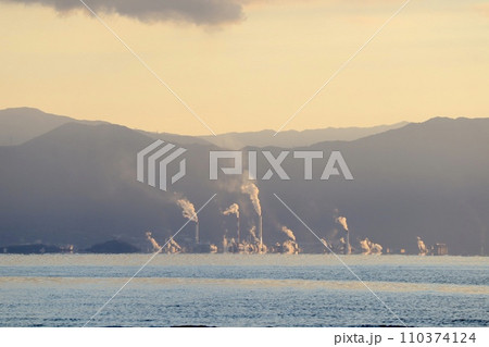 香川県側の海上から見た夕方の愛媛県四国中央市の製紙工場群 110374124