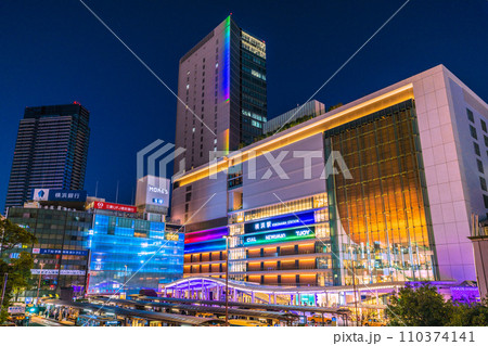 日本の横浜都市景観 1月・ライトアップされた横浜駅やJR横浜タワーなどを望む＝令和6年1月6日 110374141