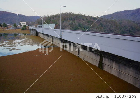 椋梨ダムの堤体と白竜湖 110374208