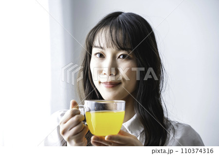 紅茶を飲む女性 紅茶を飲む女性 110374316