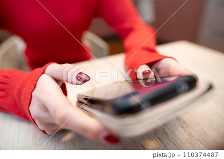 スマートフォンを操作する女性の手元 スマートフォンを操作する女性の手元 110374487