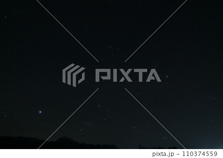 冬の夜空に浮かぶ冬のダイヤモンドと冬の大三角 110374559