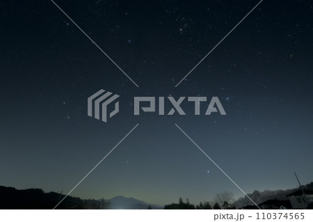 冬の夜空に浮かぶ冬のダイヤモンドと冬の大三角 冬の夜空に浮かぶ冬のダイヤモンドと冬の大三角 110374565