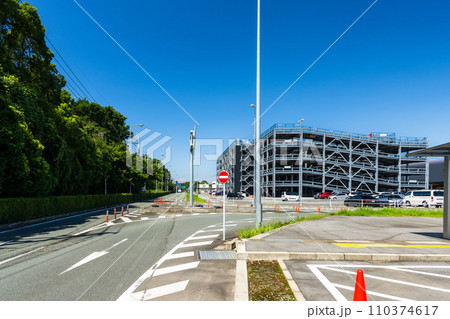 青空を背景に空港施設内風景と駐車場風景 (阿蘇くまもと空港) 青空を背景に空港施設内風景と駐車場風景 (阿蘇くまもと空港) 110374617