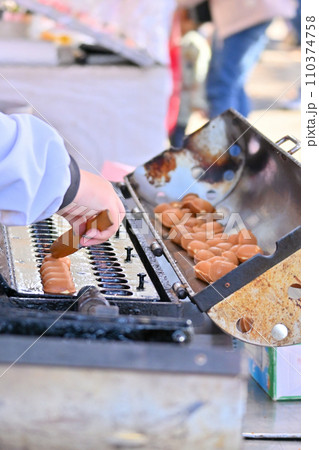 賑わう参道 ベビーカステラの屋台 神社 賑わう参道 ベビーカステラの屋台 神社 110374758