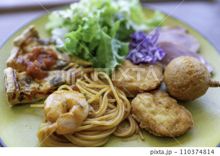 お昼のランチの洋食プレート 110374814