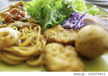 お昼のランチの洋食プレート お昼のランチの洋食プレート 110374815