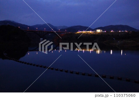 夜の福富ダムのダム湖 110375060