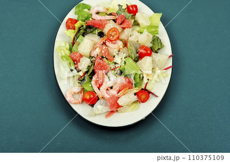Salad with pomelo, shrimp and greens. 110375109