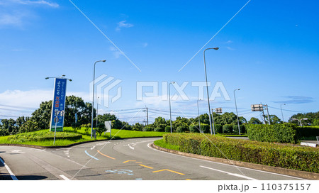 青空を背景に空港周辺風景　(阿蘇くまもと空港) 110375157