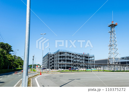 青空を背景に空港周辺風景　(阿蘇くまもと空港) 110375272