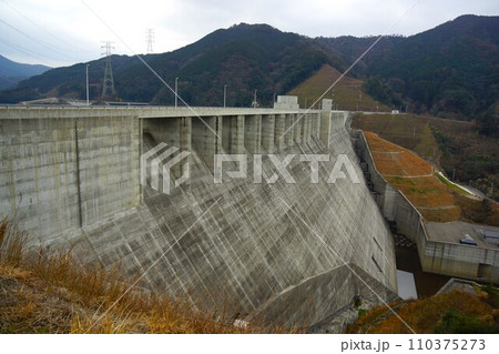 嘉瀬川ダムの堤体 嘉瀬川ダムの堤体 110375273