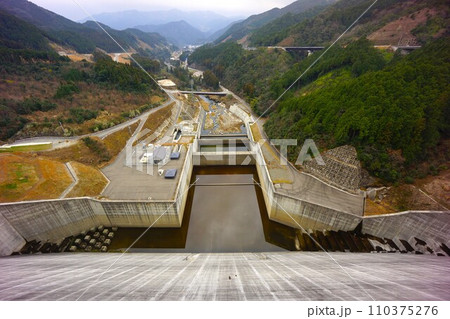 嘉瀬川ダム天端から見る下流 嘉瀬川ダム天端から見る下流 110375276