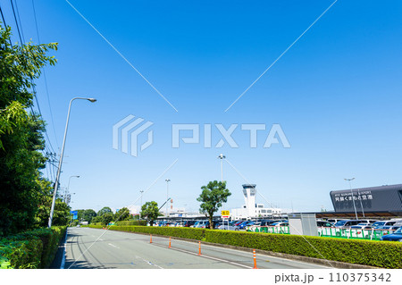 青空を背景に空港周辺風景 (阿蘇くまもと空港) 青空を背景に空港周辺風景 (阿蘇くまもと空港) 110375342