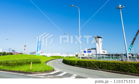 青空を背景に空港周辺風景　(阿蘇くまもと空港) 110375353