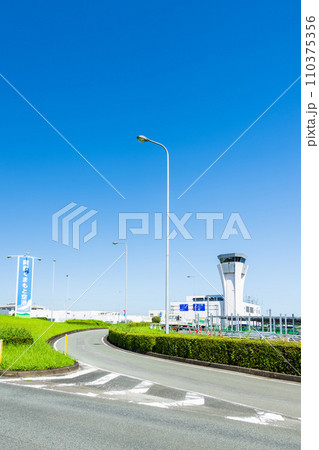 青空を背景に空港周辺風景　(阿蘇くまもと空港) 110375356
