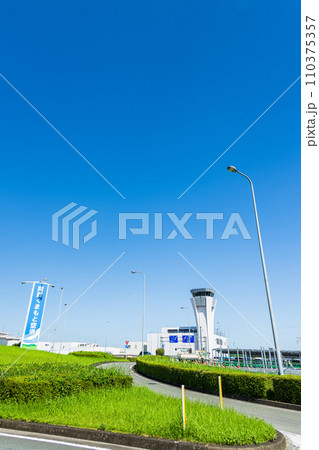 青空を背景に空港周辺風景　(阿蘇くまもと空港) 110375357