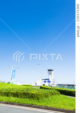 青空を背景に空港周辺風景 (阿蘇くまもと空港) 青空を背景に空港周辺風景 (阿蘇くまもと空港) 110375360