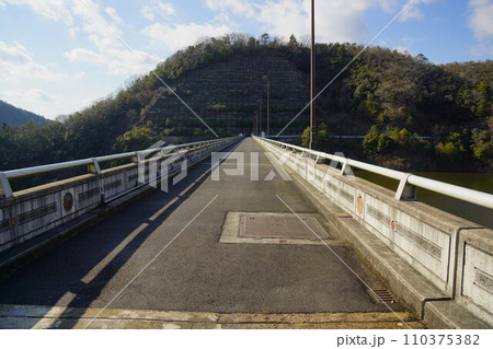 八塔寺川ダムの天端 110375382