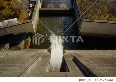 天端から見る八塔寺川ダムの放流 110375388