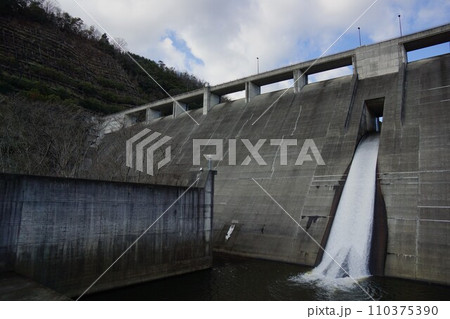 下流から見る八塔寺川ダムの放流 110375390