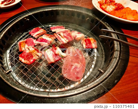 炭火で焼いた焼肉とキムチ 炭火で焼いた焼肉とキムチ 110375401