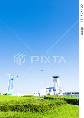 青空を背景に空港周辺風景　(阿蘇くまもと空港) 110375402