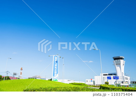 青空を背景に空港周辺風景　(阿蘇くまもと空港) 110375404