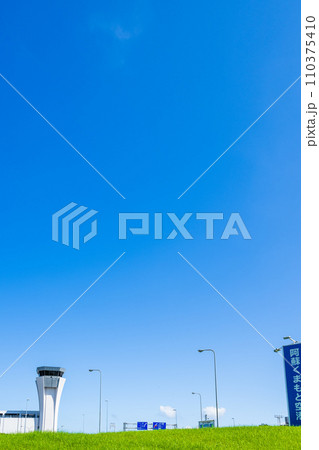 青空を背景に空港周辺風景　(阿蘇くまもと空港) 110375410