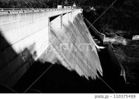 八塔寺川ダムの堤体 110375499
