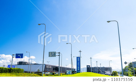 青空を背景に空港周辺風景 (阿蘇くまもと空港) 青空を背景に空港周辺風景 (阿蘇くまもと空港) 110375550