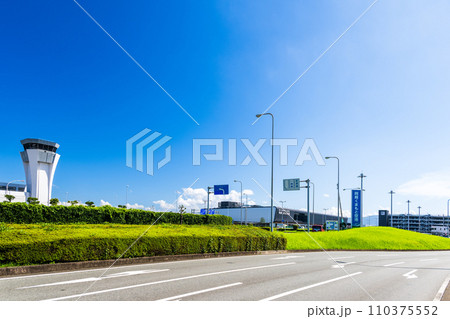 青空を背景に空港周辺風景　(阿蘇くまもと空港) 110375552