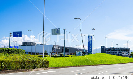 青空を背景に空港周辺風景 (阿蘇くまもと空港) 青空を背景に空港周辺風景 (阿蘇くまもと空港) 110375590