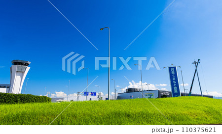 青空を背景に空港周辺風景　(阿蘇くまもと空港) 110375621