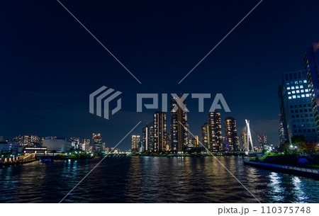 隅田川に架かる永代橋と高層マンション群 隅田川に架かる永代橋と高層マンション群 110375748