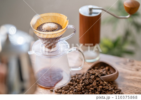 珈琲　コーヒー　ハンドドリップ　HARIO V60　抽出　茶木目 110375868