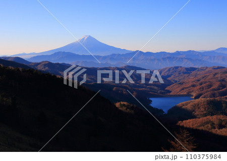 大菩薩嶺に続く稜線から見る朝の富士山と御坂山地 110375984