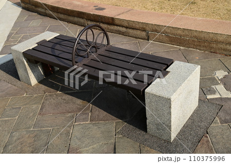 こども本の森　神戸のベンチ 110375996