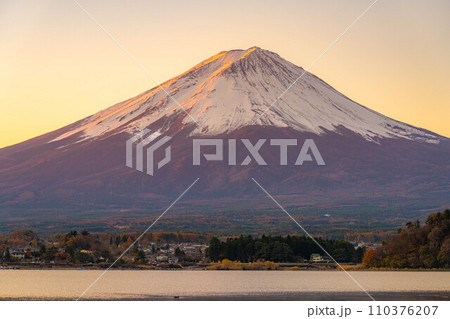 【富士山素材】朝の河口湖から見た富士山【山梨県】 【富士山素材】朝の河口湖から見た富士山【山梨県】 110376207