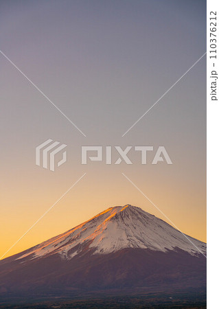 【富士山素材】朝の河口湖から見た富士山【山梨県】 【富士山素材】朝の河口湖から見た富士山【山梨県】 110376212
