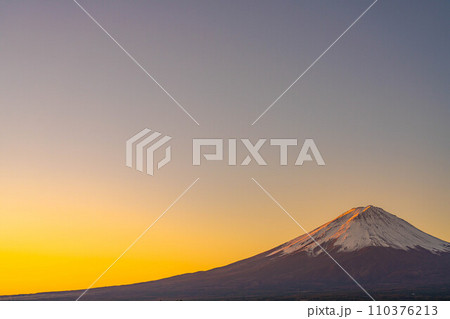 【富士山素材】朝の河口湖から見た富士山【山梨県】 110376213