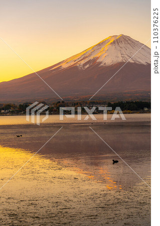 【富士山素材】朝の河口湖から見た富士山【山梨県】 110376225