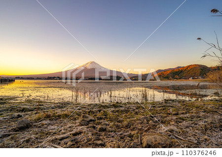 【富士山素材】朝の河口湖から見た富士山【山梨県】 110376246
