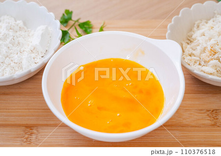 フライ作りの溶き卵 フライ作りの溶き卵 110376518