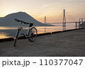朝日に染まる自転車 110377047