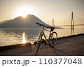 朝日に染まる自転車 110377048